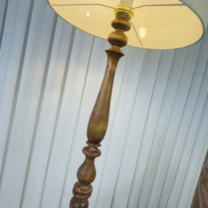 آباژور ایستاده چوبی با طراحی ساده و مدرن