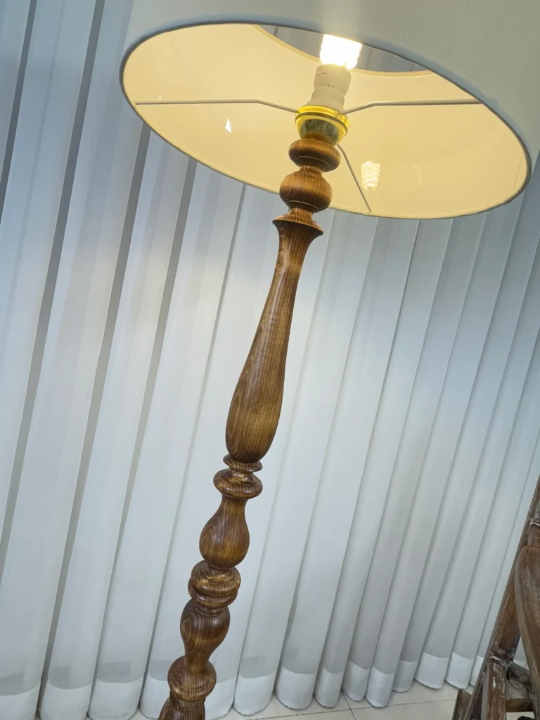 آباژور ایستاده چوبی با طراحی ساده و مدرن