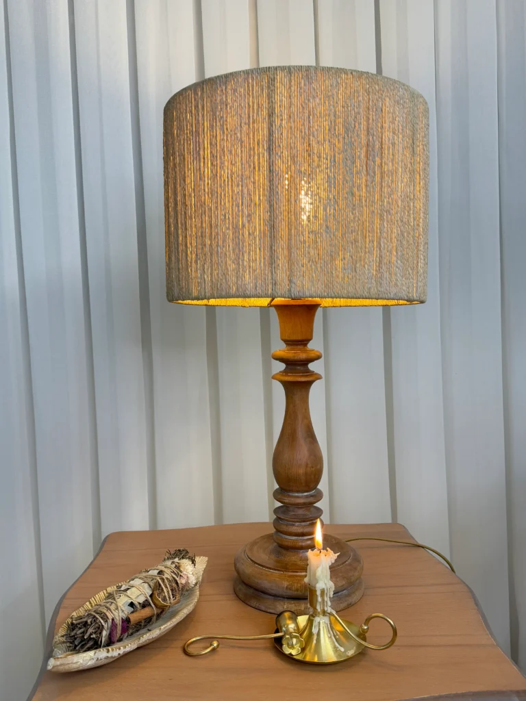 آباژور رومیزی مدرن دکوری با پایه چوبی و شید پارچه‌ای سفید