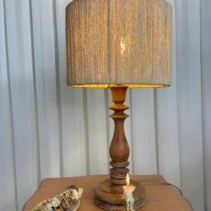 آباژور رومیزی مدرن دکوری با پایه چوبی و شید پارچهای سفید