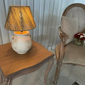 آباژور رومیزی مدرن با طراحی ساده و نور ملایم