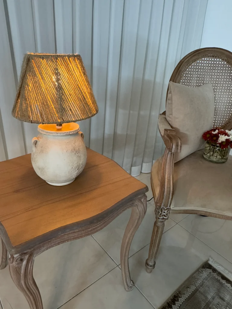 آباژور رومیزی مدرن با طراحی ساده و نور ملایم