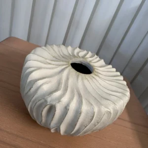 گلدان رومیزی چروک رزین پلی استر رنگ نسکافه ای طلایی