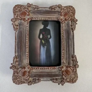 قاب عکس رومیزی دختر تنها طرح مخمل پشت پایه دار با پتینه کرم قهوه ای