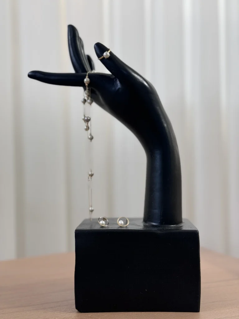 استند انگشتر مدل دست آرزو طرح دست پایه مکعبی