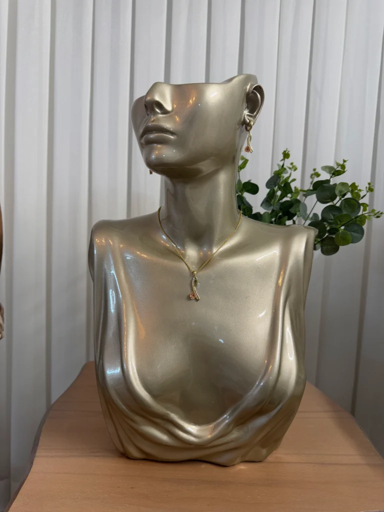 مانکن طلا و جواهر و بدلیجات نیم تنه ی ماریانا طرح یقه شل