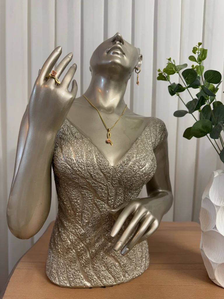 مانکن نیم تنه ی دو دست آلیس طرح پیراهنی مانکن شاخص ویترین طلا و جواهر و بدلیجات فروشی